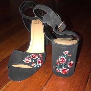 Embroidered flower block heels size 8.5